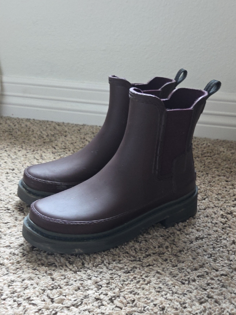 Hunter Rain Boots in Deep Plum Size 7